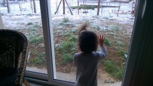 Coline devant fenêtre